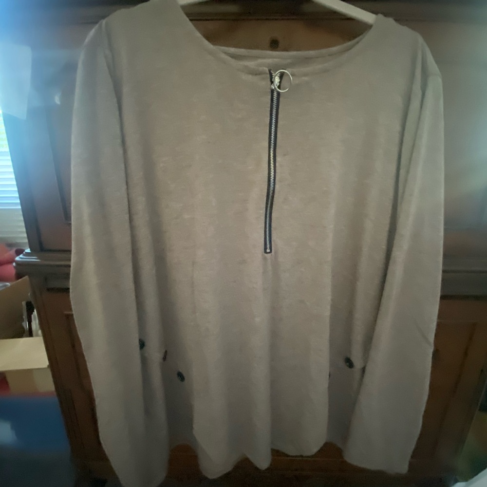 Long sleeve tee shirt
